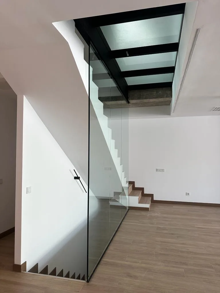 Detalle de escalera flotante, vista 2
