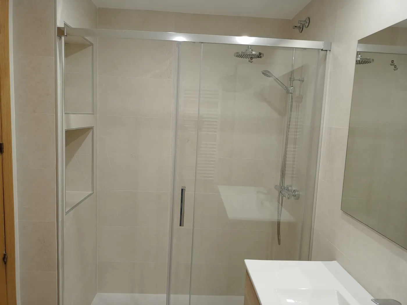 Baño reformado con ducha de mármol