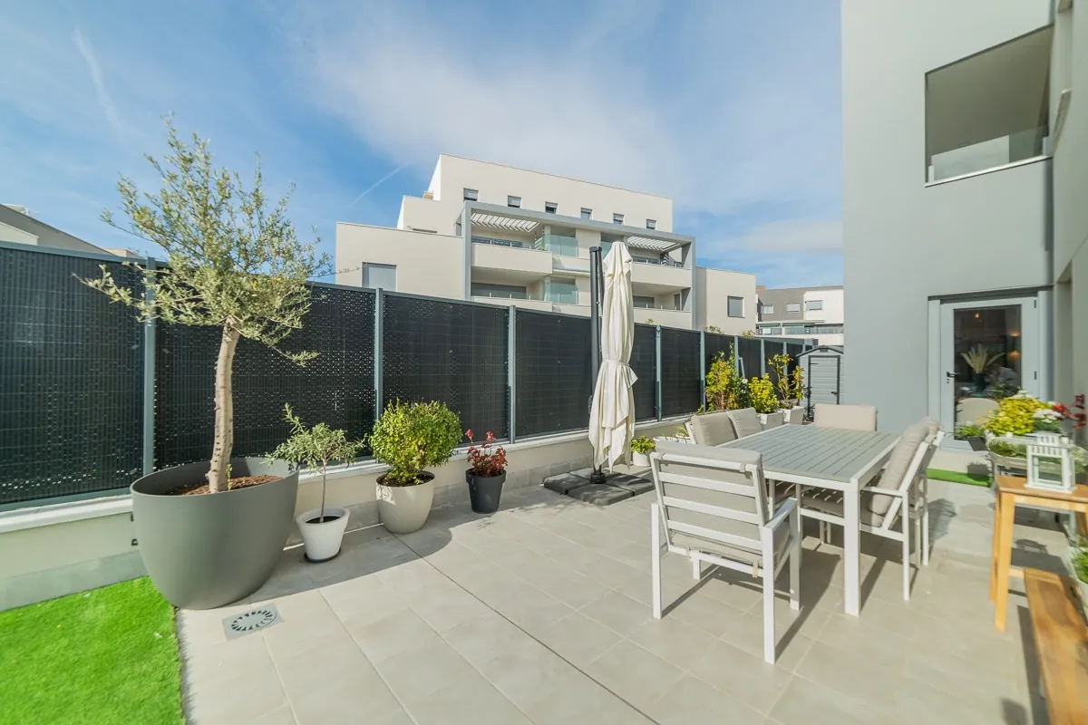 Terraza y jardín reformados